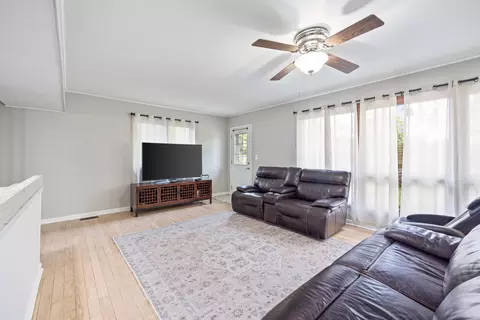9 Hatlen Ave, Mount Prospect, IL 60056 photo 8