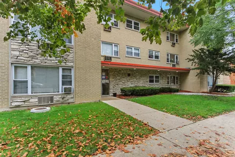 415 S Maple Ave #102, Oak Park, IL 60302