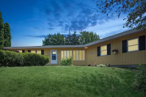 15 W773 79th St, Burr Ridge, IL 60527