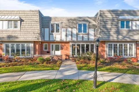 1495 Chantilly Ct, Highland Park, IL 60035