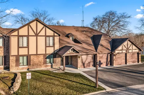 1661 Dover Ct #B, Wheaton, IL 60187