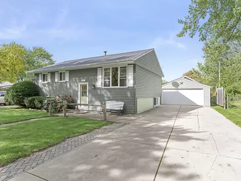 715 Springbrook Dr, Aurora, IL 60506