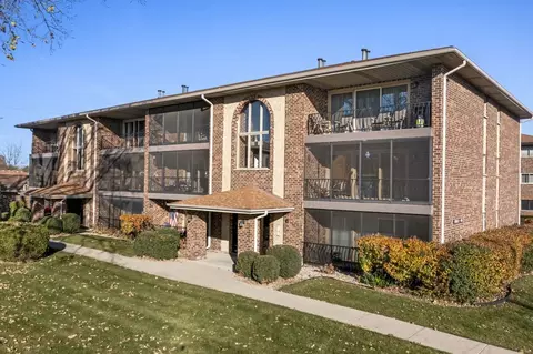 8842 W 140th St #3B, Orland Park, IL 60462