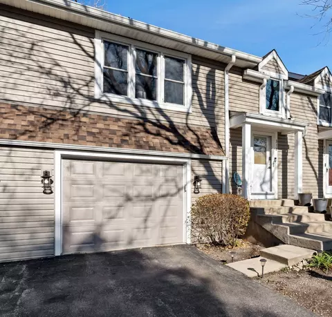 312 Hunters Cir, Fox River Grove, IL 60021