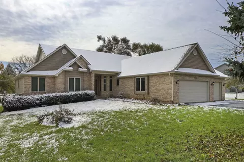 1703 N Applewood Ln, Spring Grove, IL 60081