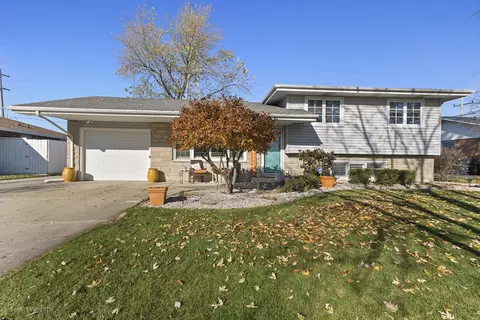 1720 Root St, Crest Hill, IL 60403