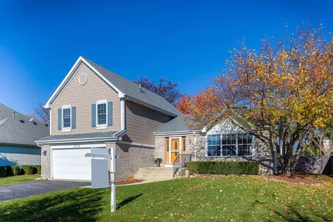 1272 Crystal Shore Dr, Carol Stream, IL 60188