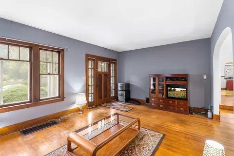 565 Oak St, Elgin, IL 60123 photo 3