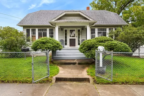 565 Oak St, Elgin, IL 60123