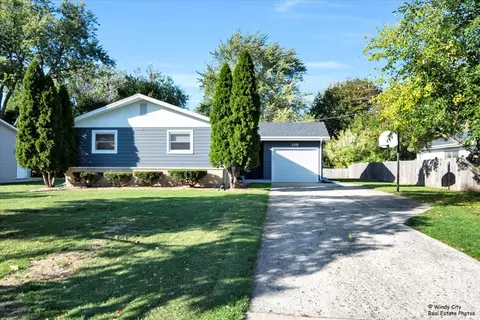 135 Shawnee Dr, Carol Stream, IL 60188