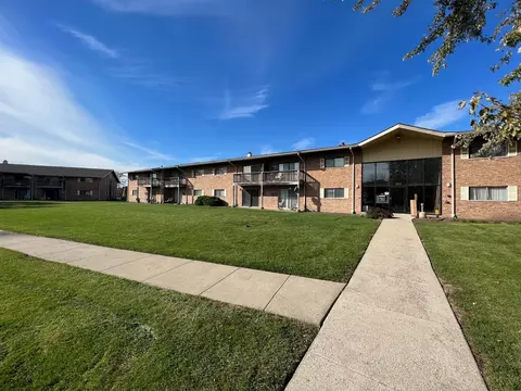 7410 Brookdale Dr #105, Darien, IL 60561