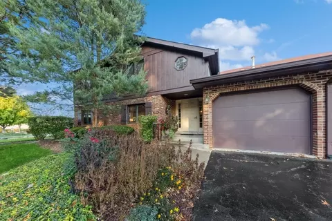11719 S Brookside Dr #201, Palos Park, IL 60464
