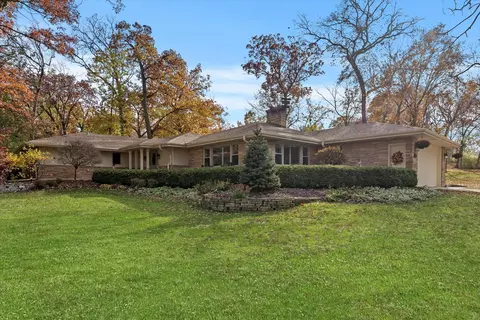 905 Cedar St, Willow Springs, IL 60480