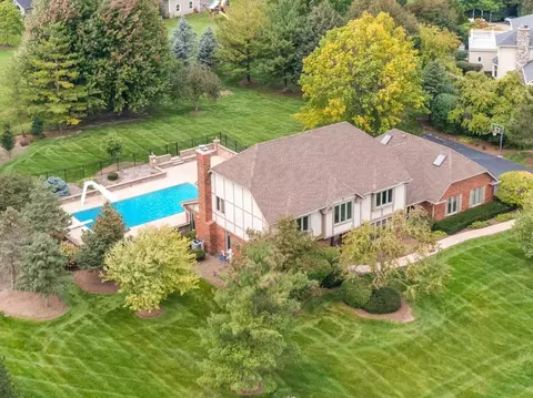 2340 E Steeple Chase Cir E, Libertyville, IL 60048