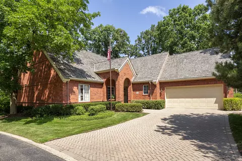 9 Regent Wood Rd, Northfield, IL 60093