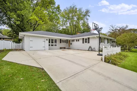 234 Abbotsford Ct, Glen Ellyn, IL 60137