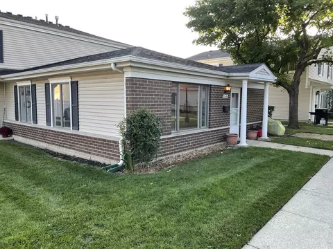 1444 Quaker Ln #163A, Prospect Heights, IL 60070