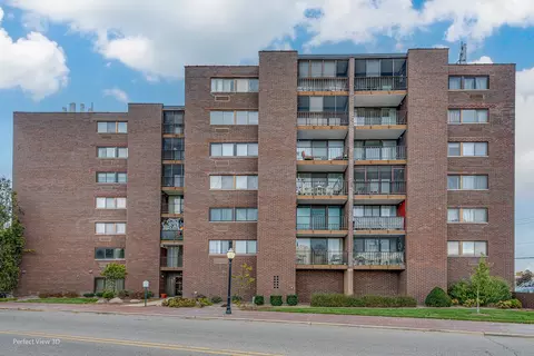 11 W Green St #204, Bensenville, IL 60106