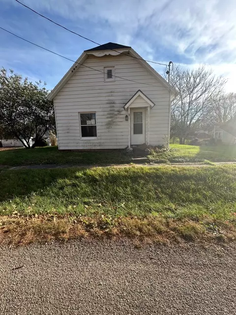310 E 1st St, Maquon, IL 61458