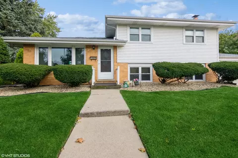 10439 Barnard Dr, Chicago Ridge, IL 60415