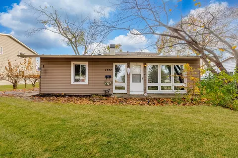 3323 Thornberry Ln, Glenview, IL 60025