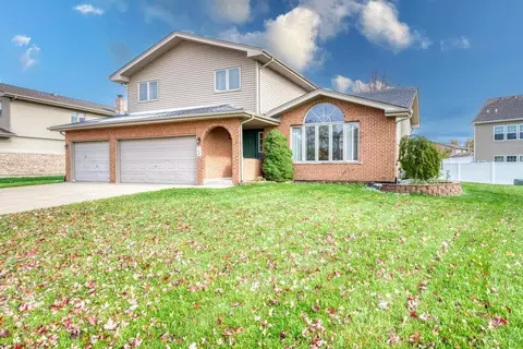 704 Feeney Dr, Minooka, IL 60447 photo 2