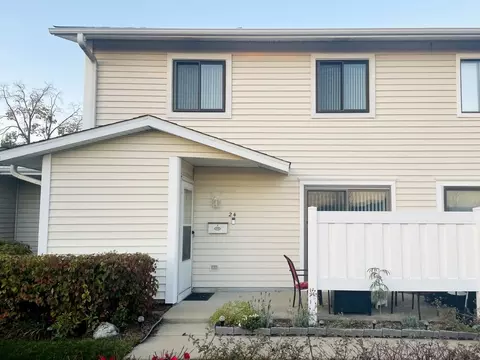 24 N Waterford Dr, Schaumburg, IL 60194
