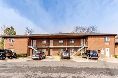 111 Jefferson St #C, Algonquin, IL 60102