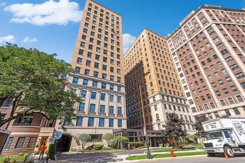3730 N Lake Shore Dr #8B, Chicago, IL 60613
