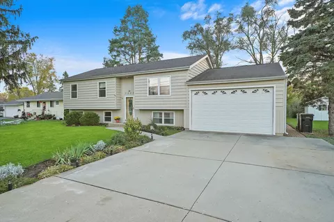 Exterior - 1303 W Circle Ct, Mchenry, IL 60051 photo 2 of 14