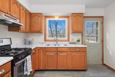 Kitchen - 1303 W Circle Ct, Mchenry, IL 60051 photo 3 of 5