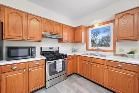 Kitchen - 1303 W Circle Ct, Mchenry, IL 60051 photo 1 of 5