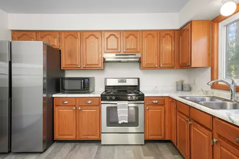 Kitchen - 1303 W Circle Ct, Mchenry, IL 60051 photo 2 of 5