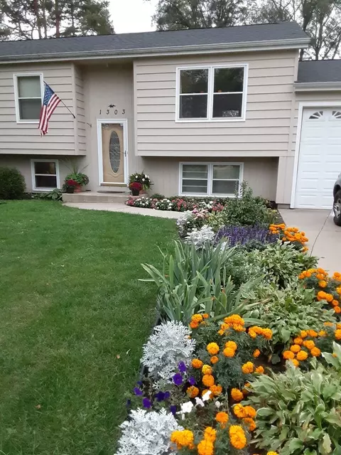 Exterior - 1303 W Circle Ct, Mchenry, IL 60051 photo 12 of 14