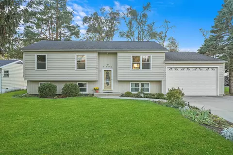1303 W Circle Ct, Mchenry, IL 60051