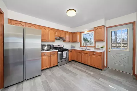Kitchen - 1303 W Circle Ct, Mchenry, IL 60051 photo 4 of 5