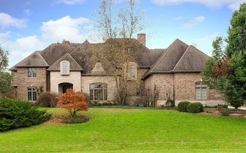 38 W387 Clubhouse Dr, Saint Charles, IL 60175