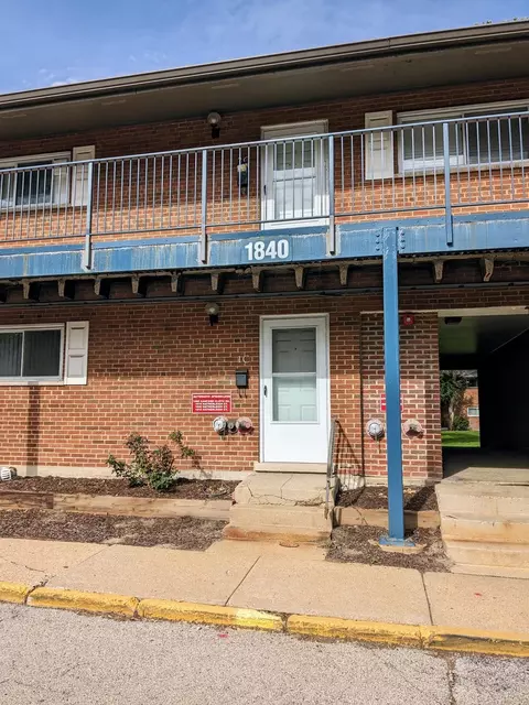 1840 W Hatherleigh Ct #1C, Mount Prospect, IL 60056