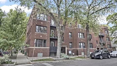 1724 W Grace St #1E, Chicago, IL 60613