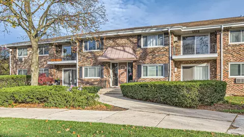 45 N Main St #7, Glen Ellyn, IL 60137