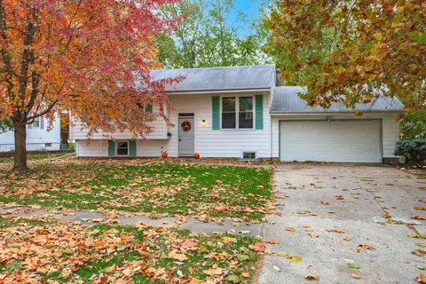 327 Garfield Dr, Bloomington, IL 61701