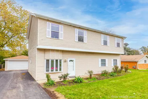 212 Harwood Dr, Bolingbrook, IL 60440