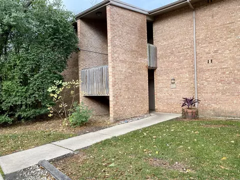 6012 E Lake Dr #2A, Lisle, IL 60532