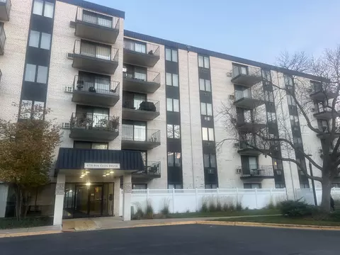 9731 N Fox Glen Dr #2M, Niles, IL 60714