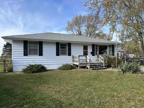 21 Elmwood Dr, Fisher, IL 61843