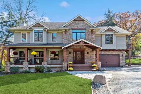 407 Woodlawn Ave, Fox River Grove, IL 60021