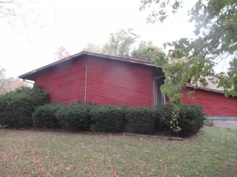 1013 Thomas Ct, Rantoul, IL 61866 photo 2
