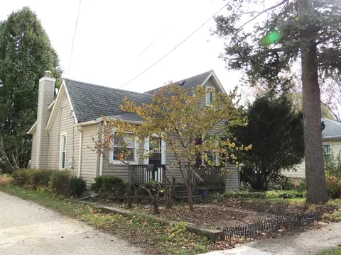 810 N 13th St, Dekalb, IL 60115