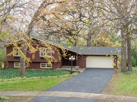 1752 Indian Trail Dr, Naperville, IL 60565