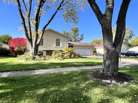 2218 Kingston Dr, Wheaton, IL 60189